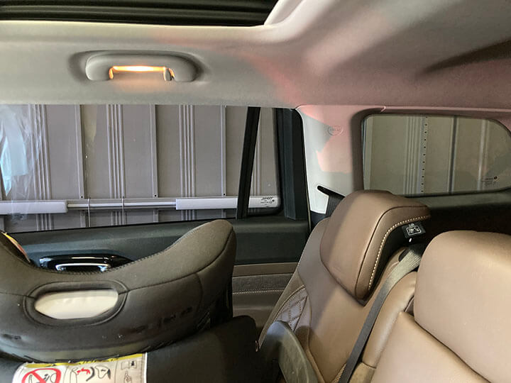 令和７年コマンダーのカーフィルム施工前内側のリアガラス
